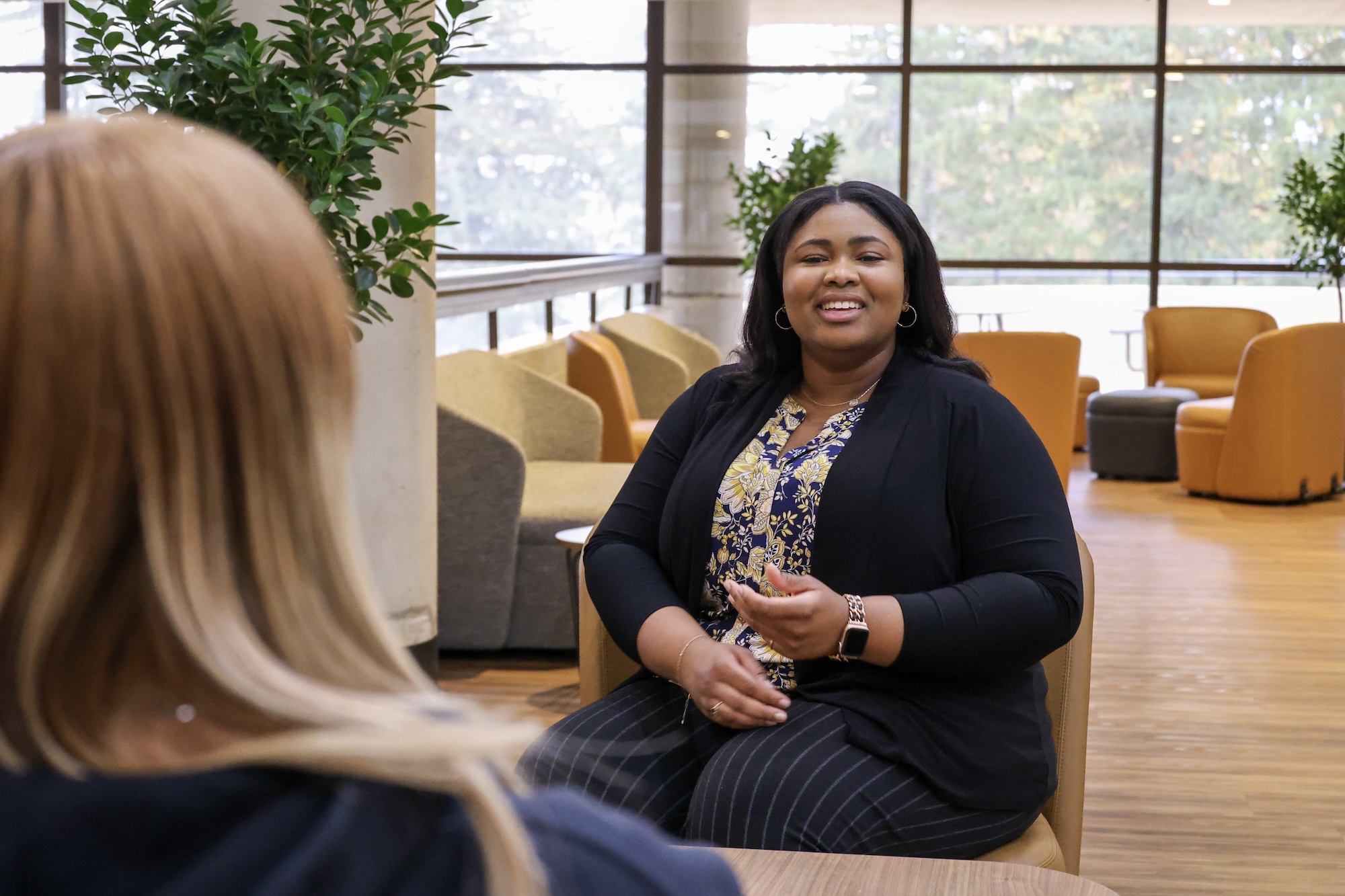 An advisor meeting with a student on HFU's campus