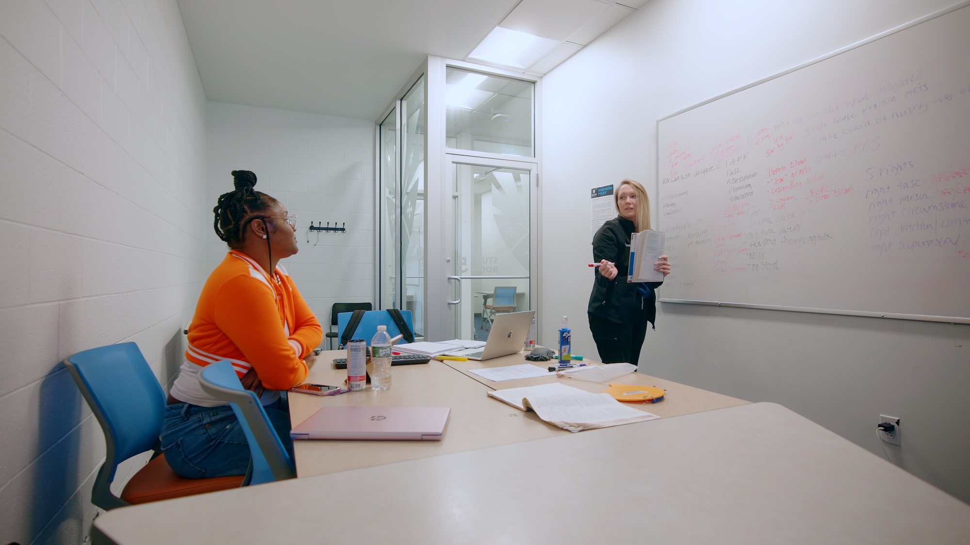 An advisor and HFU student in a one-on-one coaching session