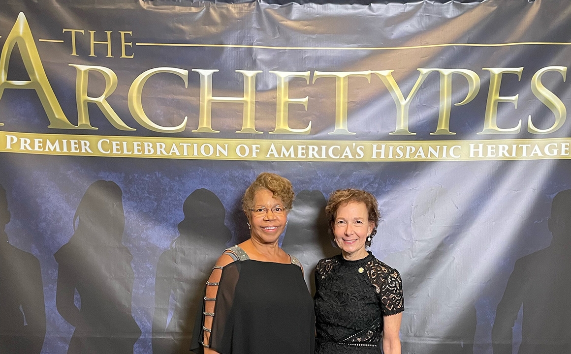 Dr. Prisco presented Ana Pujols McKee, M.D., executive vice president, chief medical officer, and chief diversity, equity, and inclusion officer at The Joint Commission, a nonprofit health care accrediting organization, with the Archetype Award in the Health category at AL DÍA’s 2022 Hispanic Heritage Gala.