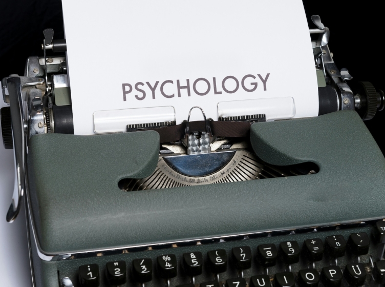 Typewriter with the "Psychology" typed on the piece of paper